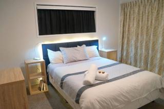 Large Group Greymouth accommodation 2 houses with 7 bedrooms 6 queens 6 single beds 5 bathrooms 5 toilets - Greymouth - 4
