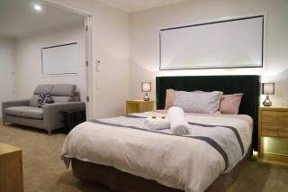 Large Group Greymouth accommodation 2 houses with 7 bedrooms 6 queens 6 single beds 5 bathrooms 5 toilets - Greymouth - 8