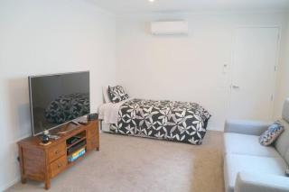 Large Group Greymouth accommodation 2 houses with 7 bedrooms 6 queens 6 single beds 5 bathrooms 5 toilets - Greymouth - 9