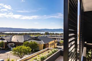 Bright & Breezy Lakeview Retreat in Shellharbour - 2