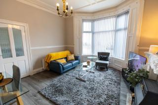 OG Stays- 4bedroom house, sleeps 8, Near Nissan & Stadium of light - 9