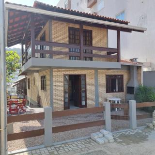 Maravilhosa casa na praia de Bombas - 0