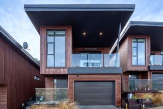 Stylish 2-BR Home, Scenic Balcony, Key Amenities - Queenstown - 6