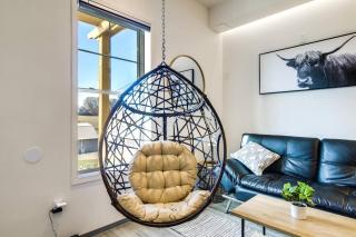 Luxury Barndo 2AN Europe Style Farm Stay Chickens - 9