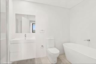 Bright & Breezy Lakeview Retreat in Shellharbour - 1