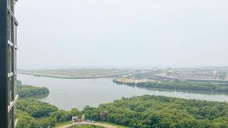 Modern Look 1BR with Golf Island and Sea View Gold Coast Apartment By Travelio - Jakarta - 7