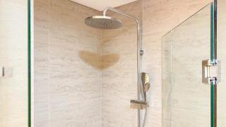 Modern Look 1BR with Golf Island and Sea View Gold Coast Apartment By Travelio - Jakarta - 6