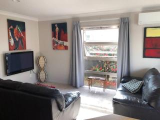 Sunny, quiet, 2-bedroom unit in fabulous location! - Cambridge - 4