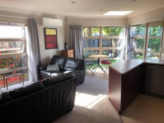 Sunny, quiet, 2-bedroom unit in fabulous location! - Cambridge - 3