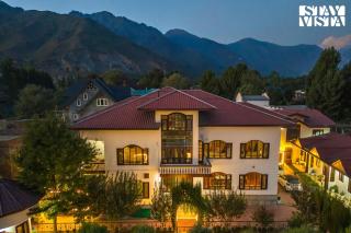 StayVista at Wooden Arches with Lawn, Jacuzzi & BBQ - Srinagar - 0