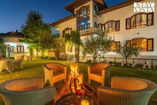 StayVista at Wooden Arches with Lawn, Jacuzzi & BBQ - Srinagar - 8