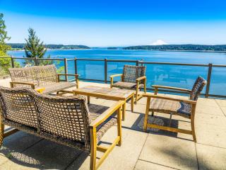 Oceanfront Retreat, Mount Rainier, King bed, Games - 9