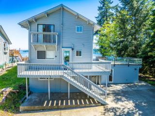 Oceanfront Retreat, Mount Rainier, King bed, Games - 5