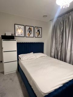 En-suite Modern Room - Brentford - 2