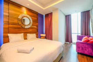 Homey Penthouse 3BR with Extra Room Kemang Village Apartment By Travelio - Giacarta - 0