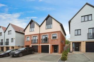 Waterside Holiday Lets 3 Bedroom Townhouse with Spa Tub - Portchester - 0