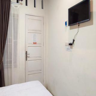 RedDoorz Syariah at Khalifi Guest House Padang - Padang - 4