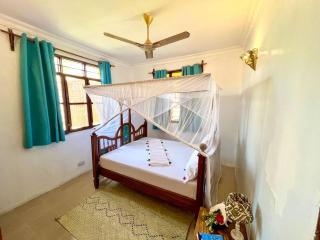 Stylish 2 Bedroom Apt - 1min walk to the Indian Ocean - 7