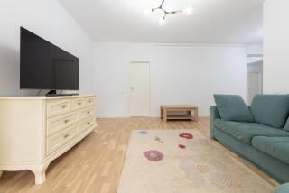Ines - Modern 2BR Apartment with Garden Views - Bucarest - 2