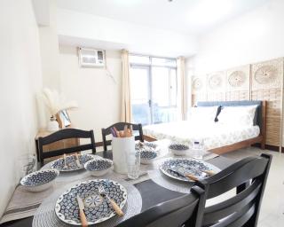 Cubao Manhattan Heights Residential Condo TC10N - Bright Studio with Pool, Balcony, Netflix - Next to AliMall and SM - Walking Distance to Araneta Coliseum and Gateway Mall in Cubao Quezon City - Staycations by SMS - Manila - 0