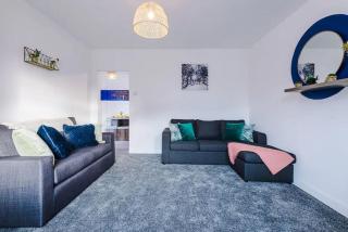 Charming and Modern 3BR Home Steps Away From City Center - York - 8