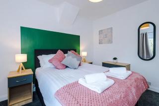 Charming and Modern 3BR Home Steps Away From City Center - York - 9