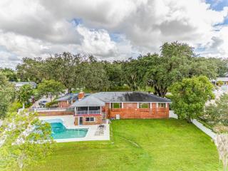 Beautiful Lake View Retreat Drivable to Theme Parks home - Haines City - 0