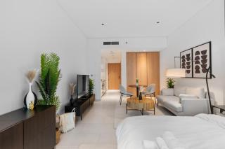 Waves - Chic High-Floor Studio Retreat with Canal Views - Dubai - 3