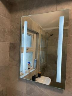 Spacious 5 Bedroom House - 2 Bath - City Centre - Free Parking - 1