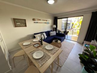 Nautical Stylish Ground Level 1 Bedroom Unit - 4