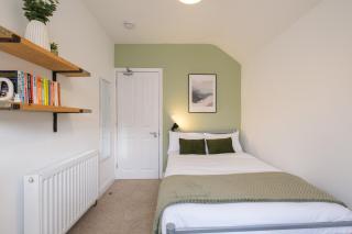 Long Stays-4Bed-2Bath-Parking-By FabAccommodation - Bristol - 1