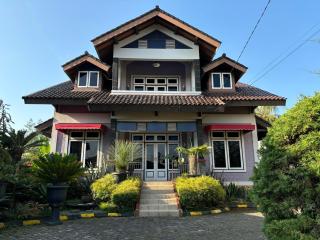Family Friendly Villa - Puncak Indonesia - 0