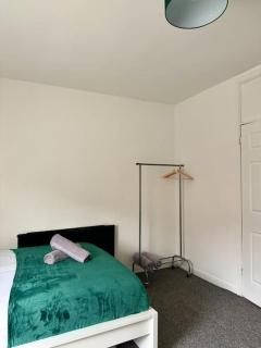 Cosy 3 bed home, near Bham City Centre, Sleeps 8 - Birmingham - 1