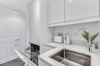Elegant Apartment in The Heart Of Chelsea Sleeps 7 - 6