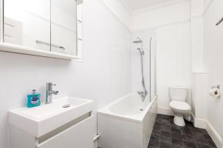 Central Flat-2Bed-Free Parking-By FabAccommodation - 3