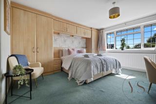 Spacious 6BR Villa Sleeps 12 with Stunning Garden Free Parking - Birmingham - 9