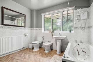 Spacious 6BR Villa Sleeps 12 with Stunning Garden Free Parking - Birmingham - 1