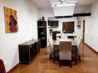 Casa con garaje sobre avenida - Santiago del Estero - 0