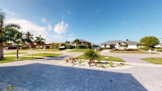 Inland home with pool and walk to Park/Museum/Library - 9