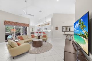 Home with heated pool and steps to beach/food/fun - 7