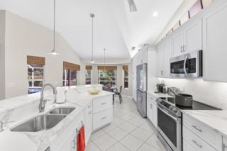 Home with heated pool and steps to beach/food/fun - 3