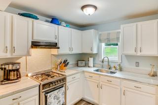 Updated Lakeville Cottage with Access to Long Pond - - 1