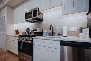 Festive Soulard 4BR w Patio & Amenities - Soulard - 4