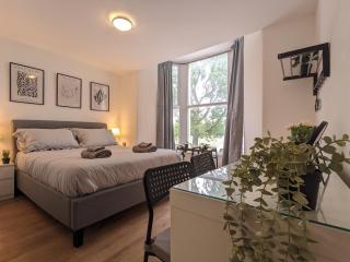 Room Near City Centre Private Bath Free Parking - 0