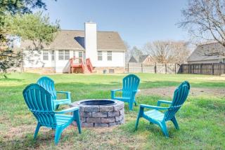 Game Room Fenced backyard Sleeps 10 Fire Pit - 9