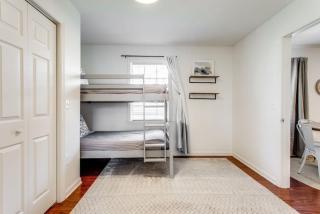 Glass Street Bungalow HOT TUB Walk to Franklin - 5