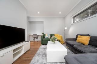 Charming Modern Mountain View Townhouse - Boronia - 8