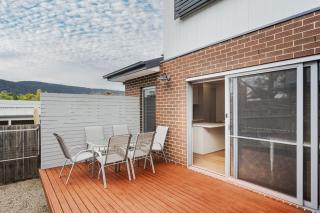 Charming Modern Mountain View Townhouse - Boronia - 4