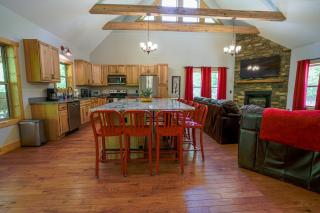 Foothills Family Retreat - 7 Bedrooms, Hot Tub - Cleveland - 1