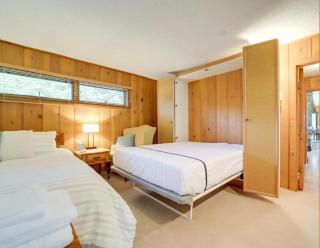 Experience breathtaking mountain views at Smokey Vista Lodge - 1